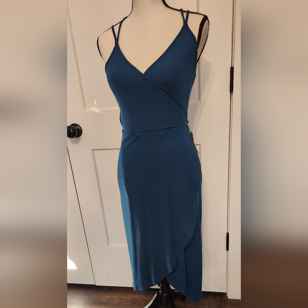 Nwt XS Teal dress w tie in back and criss cross straps. Wrap style dress.